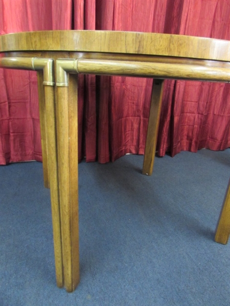 VINTAGE SOLID WOOD DINING ROOM/NOOK TABLE