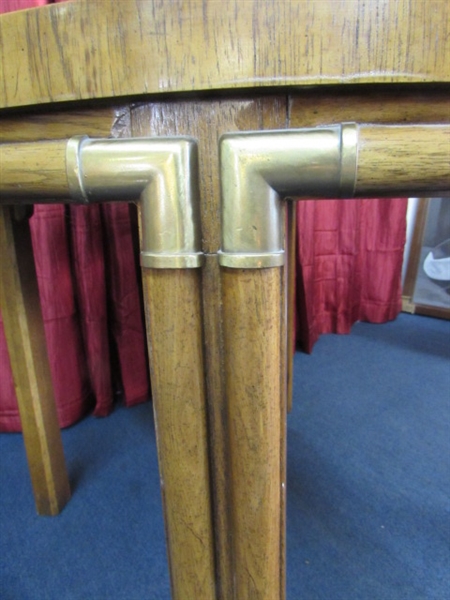 VINTAGE SOLID WOOD DINING ROOM/NOOK TABLE