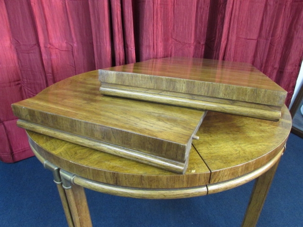 VINTAGE SOLID WOOD DINING ROOM/NOOK TABLE