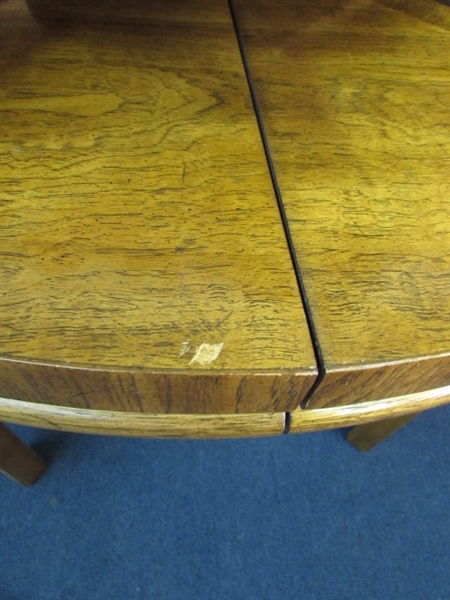 VINTAGE SOLID WOOD DINING ROOM/NOOK TABLE