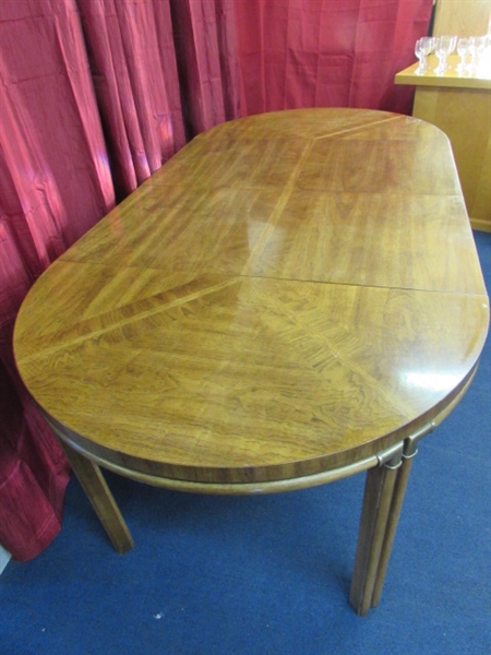 VINTAGE SOLID WOOD DINING ROOM/NOOK TABLE