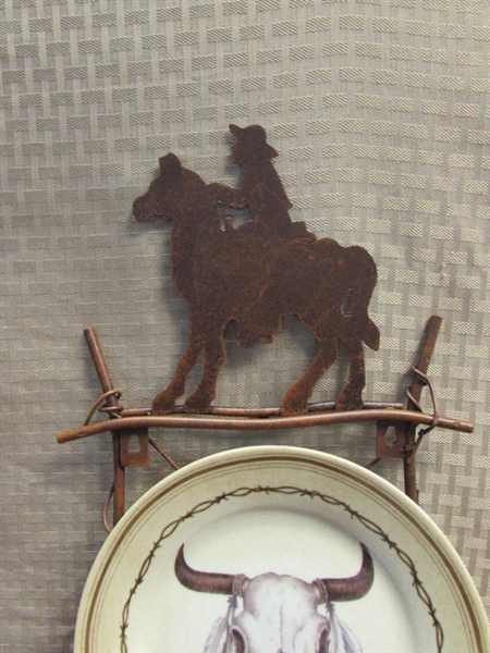 A GREAT GIFT!  NEW WESTERN DÉCOR-CUTE METAL PLATE RACK WITH 3 PLATES & METAL COYOTE SUN WALL HANGING