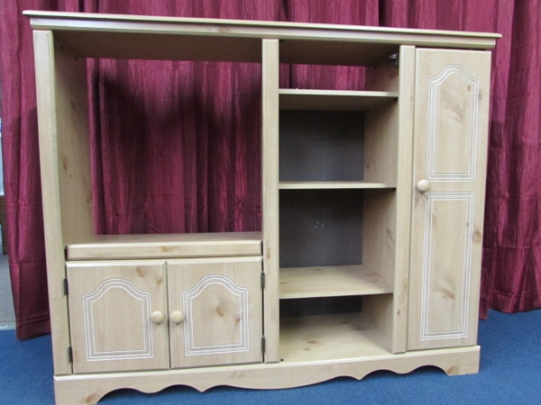 ENTERTAINMENT / BOOKCASE / STORAGE SHELVING UNIT