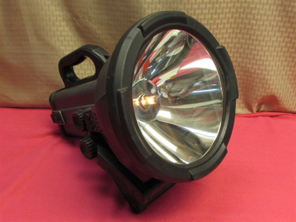 CYCLOPS 15 MILLION CANDLE POWER SPOT LIGHT WITH BATTERY