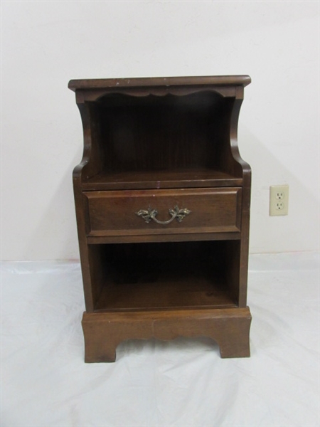 VERY CHARMING VINTAGE SOLID WOOD EARLY AMERICAN STYLE NIGHT STAND