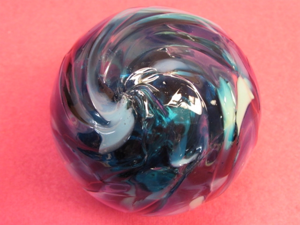 GORGEOUS HAND BLOWN GLASS DECORATIVE BALL WITH BLUE SWIRL PATTERN & MARBLE STAN