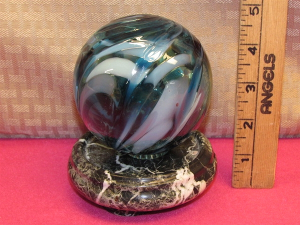 GORGEOUS HAND BLOWN GLASS DECORATIVE BALL WITH BLUE SWIRL PATTERN & MARBLE STAN