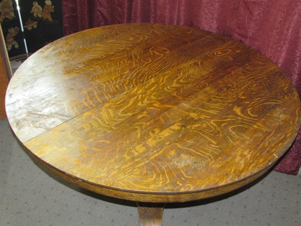 ANTIQUE TIGER OAK PEDESTAL TABLE