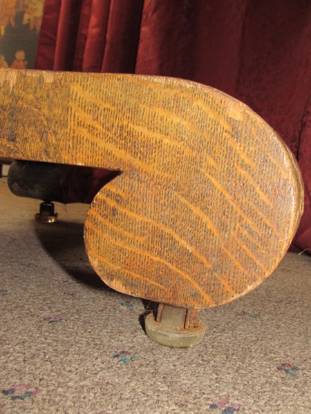 ANTIQUE TIGER OAK PEDESTAL TABLE