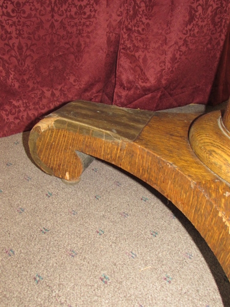 ANTIQUE TIGER OAK PEDESTAL TABLE