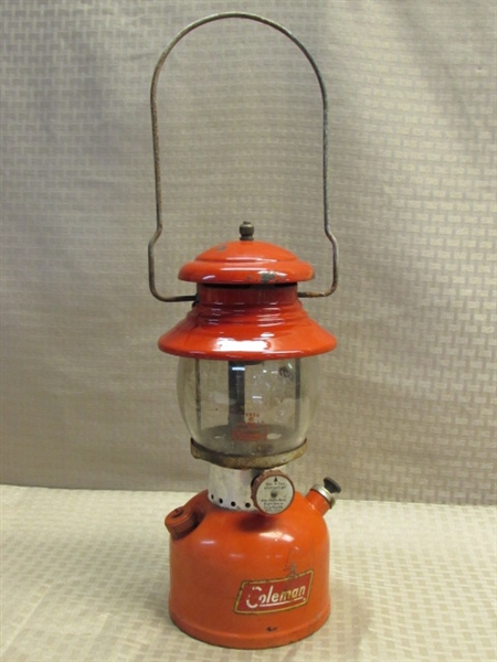 VINTAGE RED 1959 COLEMAN LANTERN