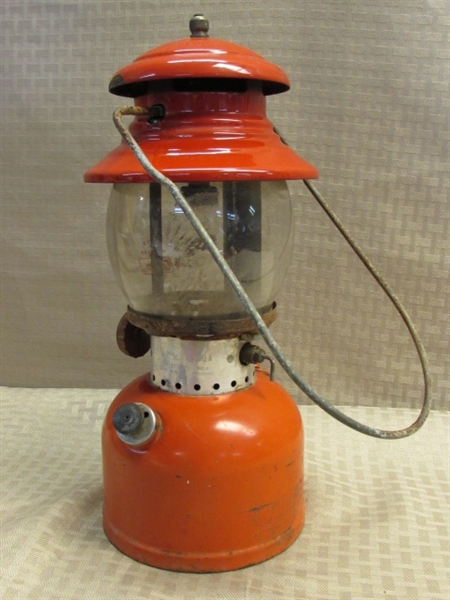 VINTAGE RED 1959 COLEMAN LANTERN