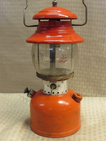 VINTAGE RED 1959 COLEMAN LANTERN