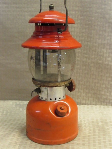 VINTAGE RED 1959 COLEMAN LANTERN