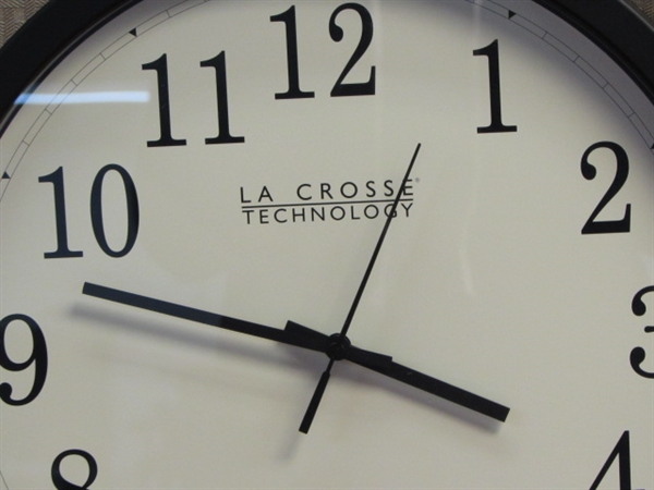 LA CROSSE TECHNOLOGY RADIO CONTROL ATOMIC WALL CLOCK