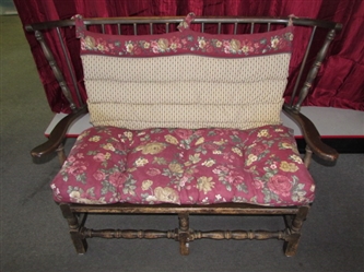 CHARMING VINTAGE WOOD SPINDLE SETTEE WITH REMOVABLE CUSHIONS