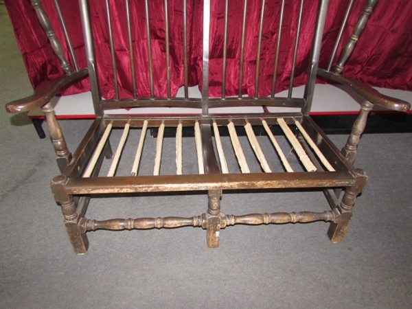 CHARMING VINTAGE WOOD SPINDLE SETTEE WITH REMOVABLE CUSHIONS