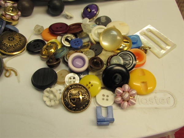 GRANDMA'S VINTAGE BUTTON COLLECTION LARGE ABALONE, RHINESTONES & MORE PLUS STORAGE & 3 CUTE TOTES