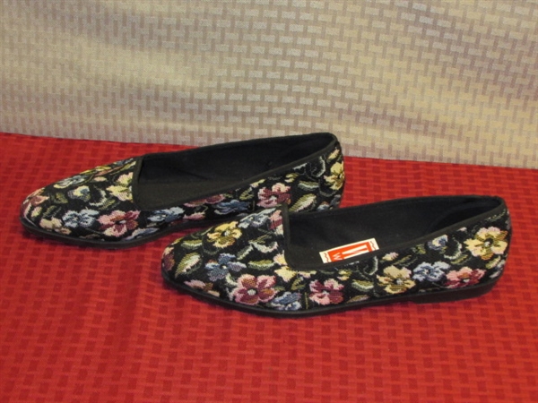 COMFY NEVER WORN LADIES SLIP ON FLATS