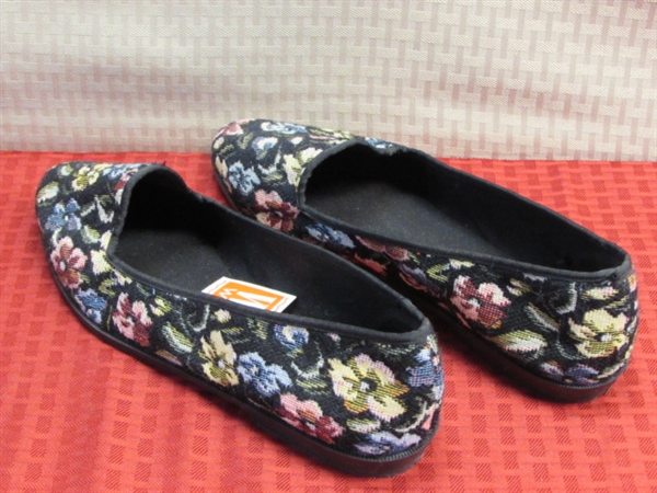 COMFY NEVER WORN LADIES SLIP ON FLATS