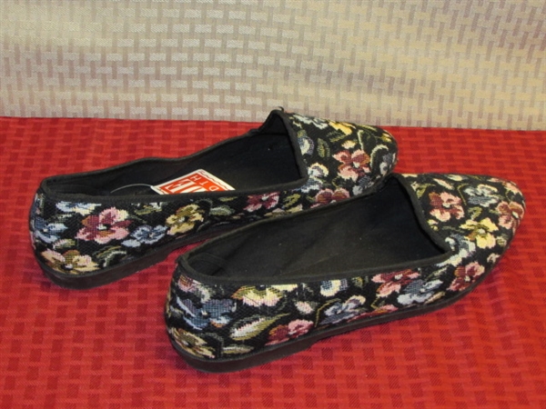 COMFY NEVER WORN LADIES SLIP ON FLATS