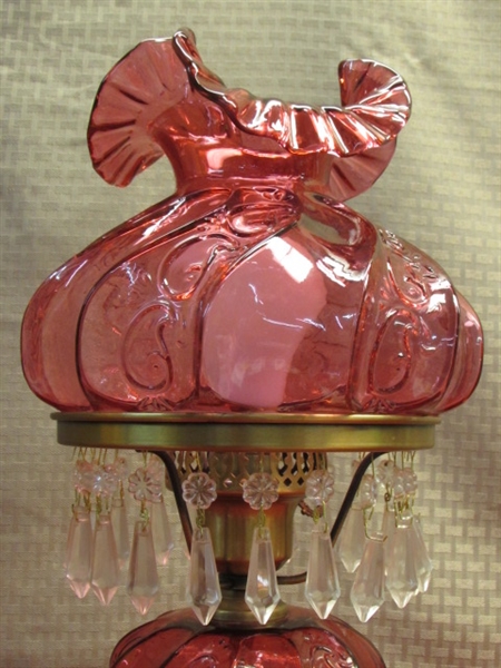 STUNNING VINTAGE PARLOR LAMP WITH CRANBERRY RUFFLED ART GLASS SHADE, BUTTON & DAGGER CRYSTALS & BRASS BASE