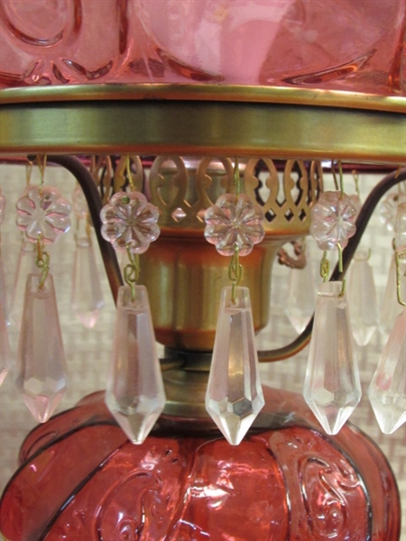 STUNNING VINTAGE PARLOR LAMP WITH CRANBERRY RUFFLED ART GLASS SHADE, BUTTON & DAGGER CRYSTALS & BRASS BASE