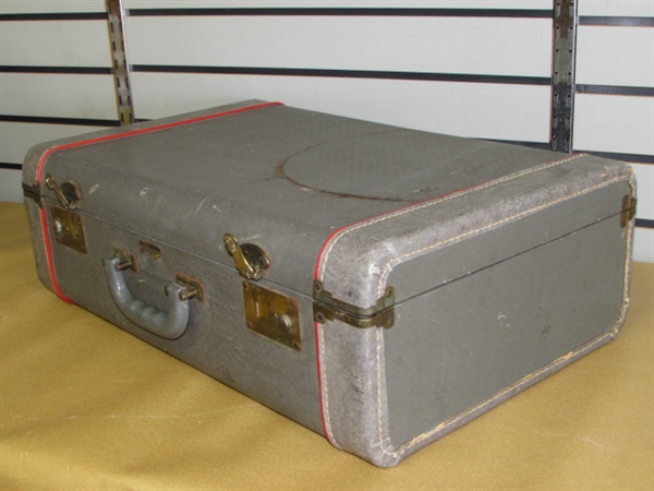 CHARMING VINTAGE J.C. HIGGINS SUITCASE