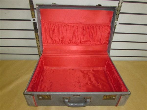 CHARMING VINTAGE J.C. HIGGINS SUITCASE