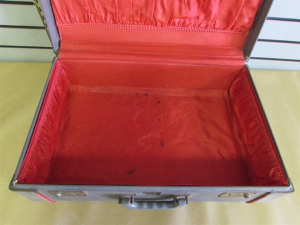 CHARMING VINTAGE J.C. HIGGINS SUITCASE