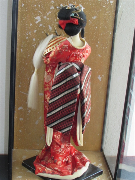 COLLECTIBLE VINTAGE JAPANESE NISHI DOLL-GEISHA HOLDING SAMURAI HELMET-IN GLASS CASE