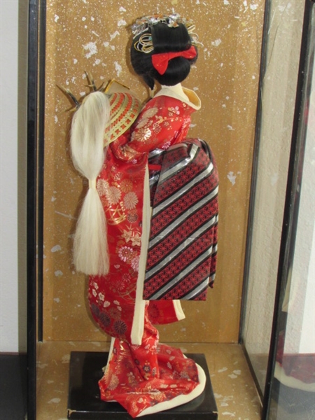 COLLECTIBLE VINTAGE JAPANESE NISHI DOLL-GEISHA HOLDING SAMURAI HELMET-IN GLASS CASE