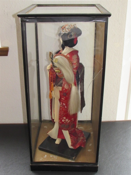 COLLECTIBLE VINTAGE JAPANESE NISHI DOLL-GEISHA HOLDING SAMURAI HELMET-IN GLASS CASE