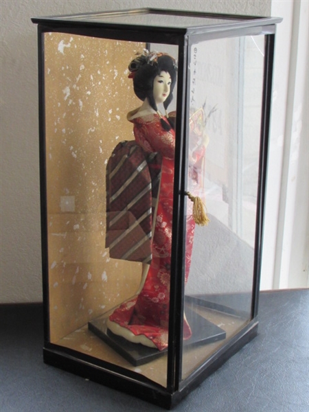 COLLECTIBLE VINTAGE JAPANESE NISHI DOLL-GEISHA HOLDING SAMURAI HELMET-IN GLASS CASE