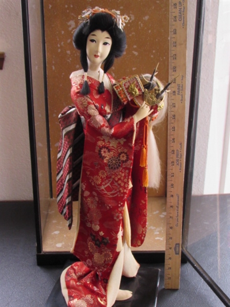 COLLECTIBLE VINTAGE JAPANESE NISHI DOLL-GEISHA HOLDING SAMURAI HELMET-IN GLASS CASE