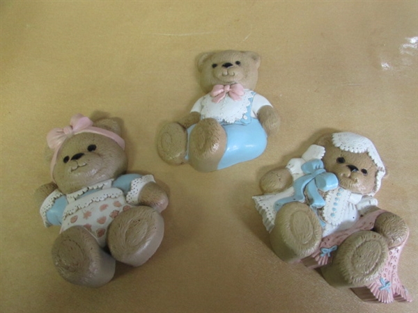 ADORABLE VINTAGE CHILDS' ROOM DECORATIVE WALL PLAQUES