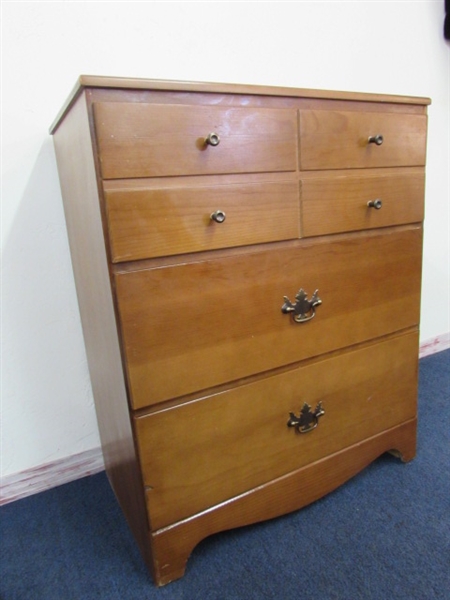 SWEET EARLY AMERICAN STYLE 3-DRAWER LARGE NIGHTSTAND OR SMALL DRESSER IN DARK MAPLE