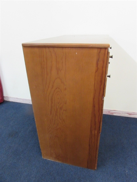 SWEET EARLY AMERICAN STYLE 3-DRAWER LARGE NIGHTSTAND OR SMALL DRESSER IN DARK MAPLE