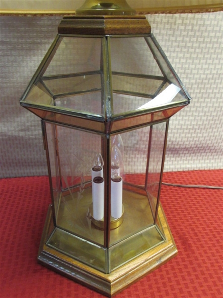 VERY PRETTY ETCHED GLASS TABLE LAMP WITH OAK ACCENTS & LIGHT UP BASE