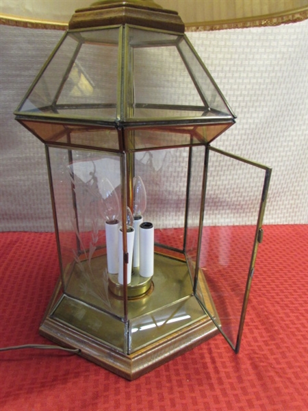 VERY PRETTY ETCHED GLASS TABLE LAMP WITH OAK ACCENTS & LIGHT UP BASE