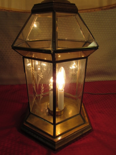 VERY PRETTY ETCHED GLASS TABLE LAMP WITH OAK ACCENTS & LIGHT UP BASE