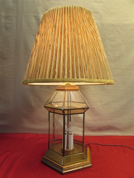 VERY PRETTY ETCHED GLASS TABLE LAMP WITH OAK ACCENTS & LIGHT UP BASE