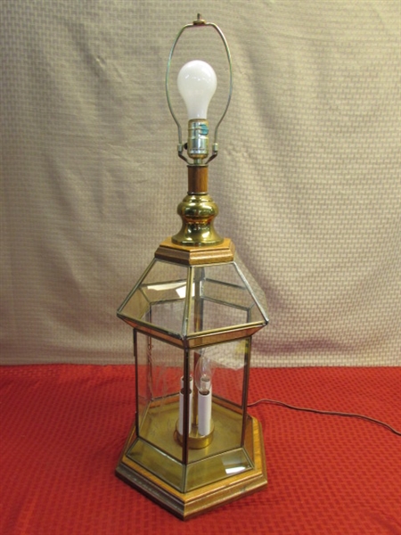 VERY PRETTY ETCHED GLASS TABLE LAMP WITH OAK ACCENTS & LIGHT UP BASE