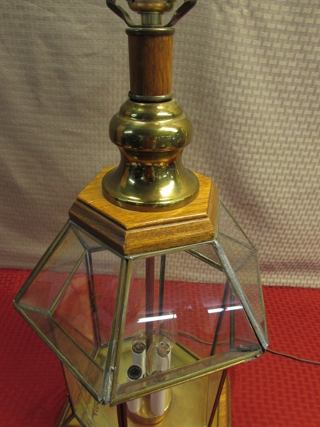 VERY PRETTY ETCHED GLASS TABLE LAMP WITH OAK ACCENTS & LIGHT UP BASE