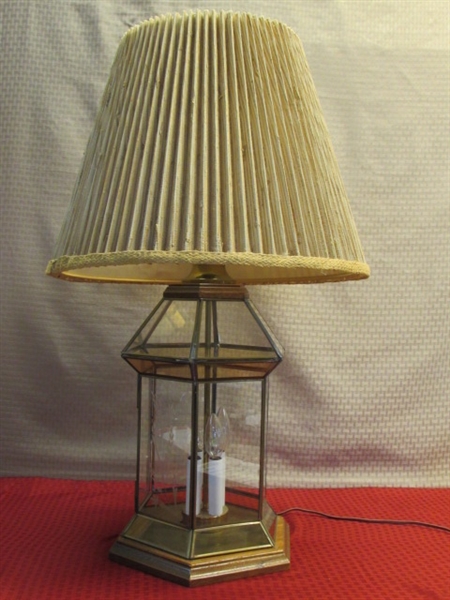 VERY PRETTY ETCHED GLASS TABLE LAMP WITH OAK ACCENTS & LIGHT UP BASE