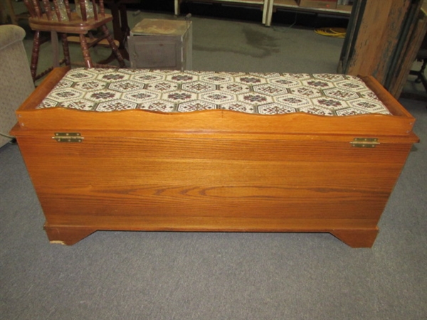 ATTRACTIVE OAK HOPE CHEST WITH CEDAR LINING & UPHOLSTERED SEAT TOP