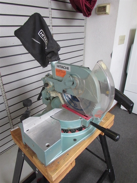 GREAT HITACHI 10 COMPOUND SAW ON METAL BASE