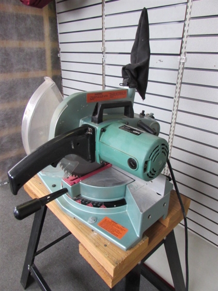 GREAT HITACHI 10 COMPOUND SAW ON METAL BASE