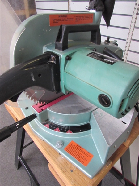 GREAT HITACHI 10 COMPOUND SAW ON METAL BASE