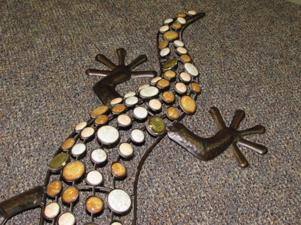 SUPER COOL METAL SALAMANDER WITH MULTICOLOR BACK FOR YOUR YARD OR WALL